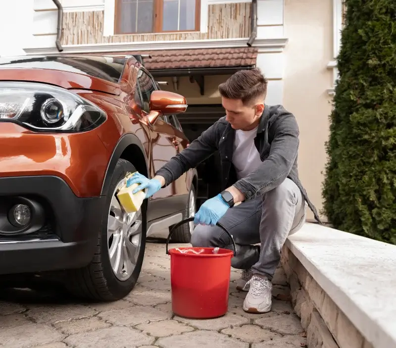 Lavage auto à domicile La Roë : professionnel intervenant sur un véhicule